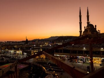 Sharm el-Sheikh dovolenka egypt more z kabáta rovno do plaviek ľudai