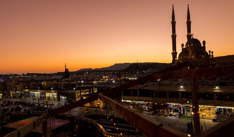 Sharm el-Sheikh dovolenka egypt more z kabáta rovno do plaviek ľudai