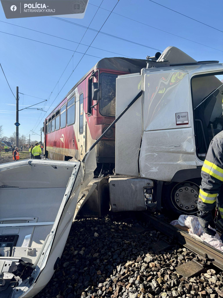 Záchranné zložky momentálne zasahujú pri vážnej nehode na železničnom priecestí v Nových Zámkoch, kde sa zrazil kamión s vlakom.
