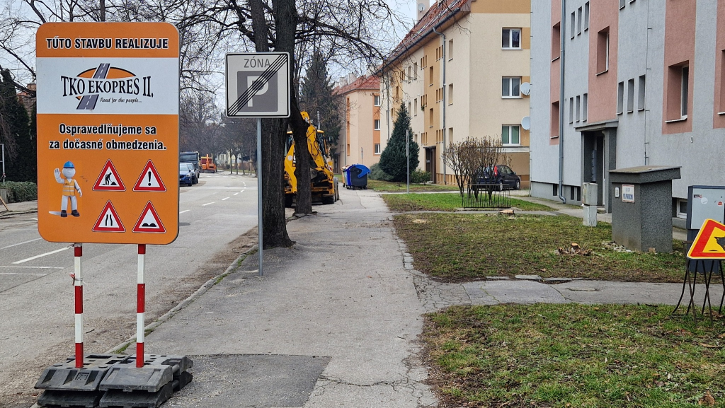 Mesto Piešťany oznámilo zámer vybudovať rozsiahlu cyklotrasu. Miestni obyvatelia však vyjadrujú pochybnosti o jej zmysle.