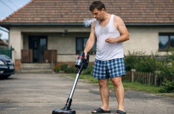 Každú nedeľu vysával cestu. Ľudia prezrádzajú, pri akých bizarnostiach pristihli svojich susedov