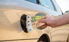 Oplatí sa tankovať drahší benzín do bežného auta? Experti majú jasno