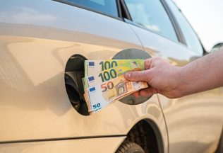 Oplatí sa tankovať drahší benzín do bežného auta? Experti majú jasno