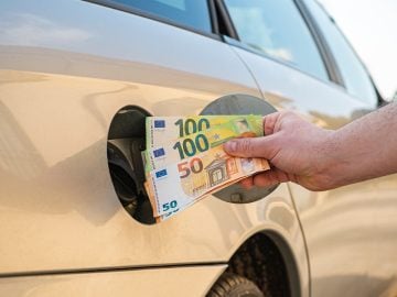 Oplatí sa tankovať drahší benzín do bežného auta? Experti majú jasno