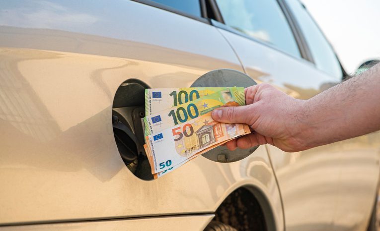Oplatí sa tankovať drahší benzín do bežného auta? Experti majú jasno