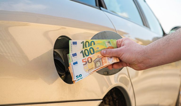 Oplatí sa tankovať drahší benzín do bežného auta? Experti majú jasno