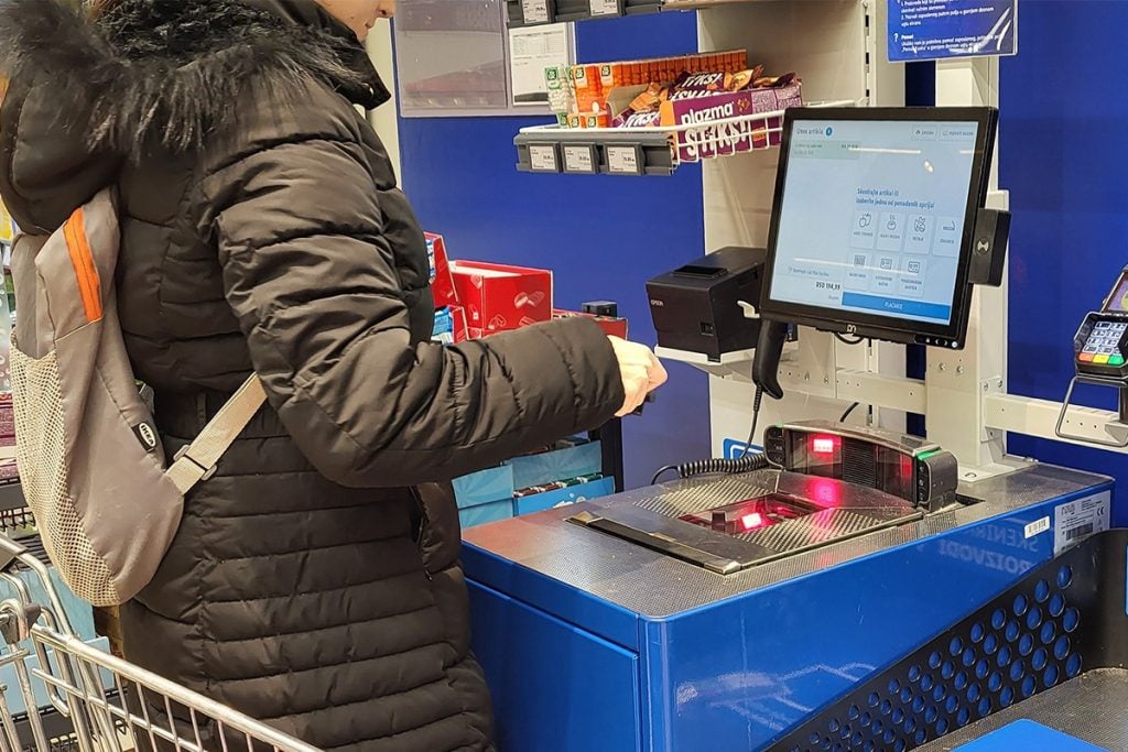 Samoobslužné pokladne sa napriek intenzívnej antikampani tešia na Slovensku veľkej popularite. Rozšíria sa aj do sveta módy.