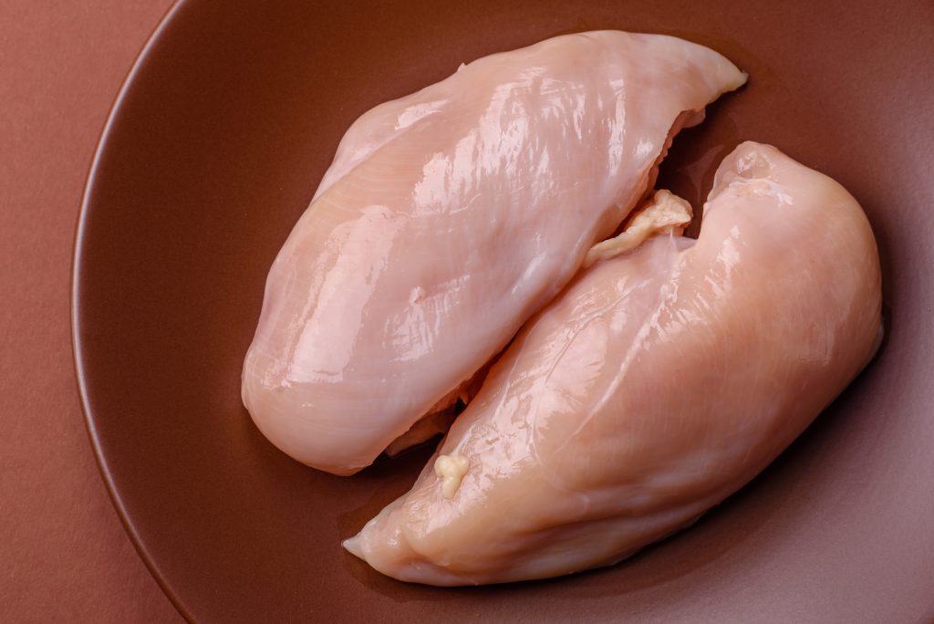 Podľa prieskumu organizácie Humánny pokrok slovenské obchodné reťazce predávajú kuracie prsia s ochorením.