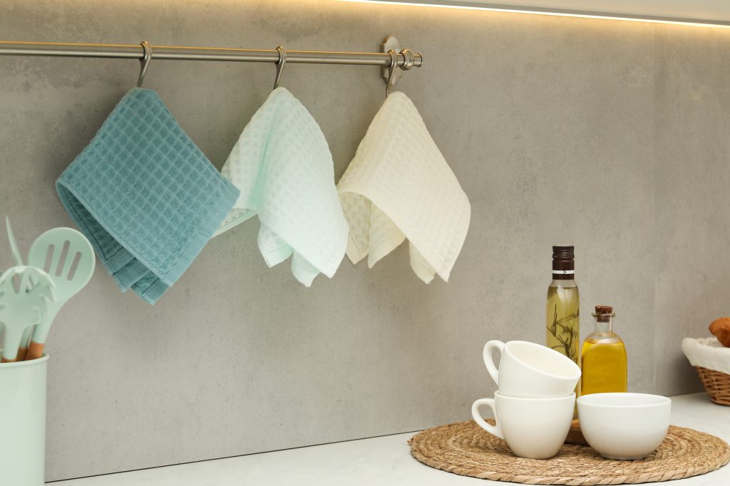 Papierové utierky sa stali synonymom moderného pohodlia. Čoraz viac ľudí však uprednostňuje látkovú klasiku.