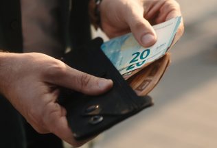 slovensko slováci príspevok ľudia peniaze financie rodičia rodičovský príspevok materský