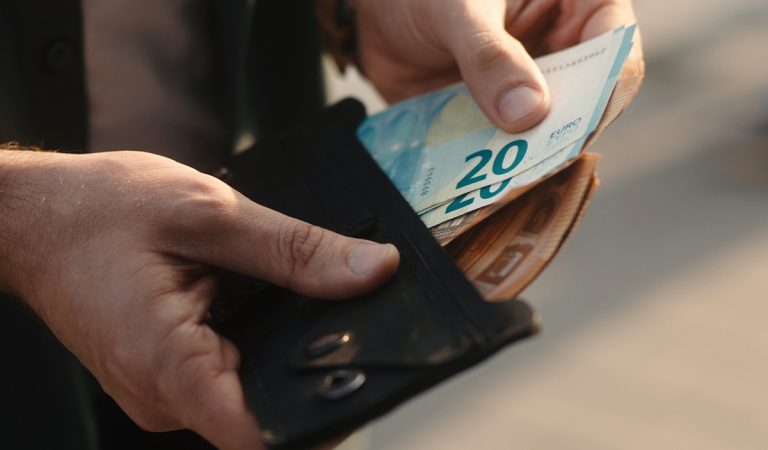 slovensko slováci príspevok ľudia peniaze financie rodičia rodičovský príspevok materský