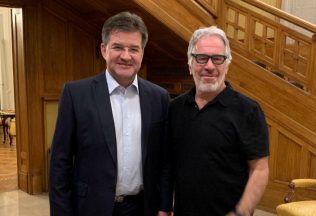 umelá inteligencia lajčák epstein fotografia držanie tela reč tela