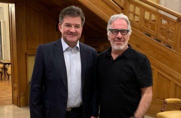 Dali sme analyzovať reč tela Lajčáka a Epsteina na ich spoločnej fotke. Toto sme sa dozvedeli