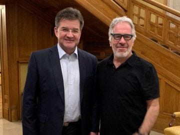 umelá inteligencia lajčák epstein fotografia držanie tela reč tela