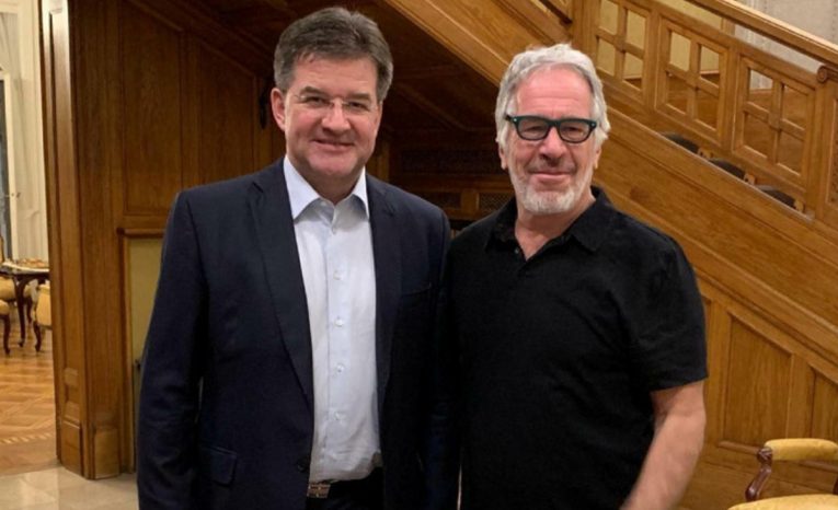 umelá inteligencia lajčák epstein fotografia držanie tela reč tela