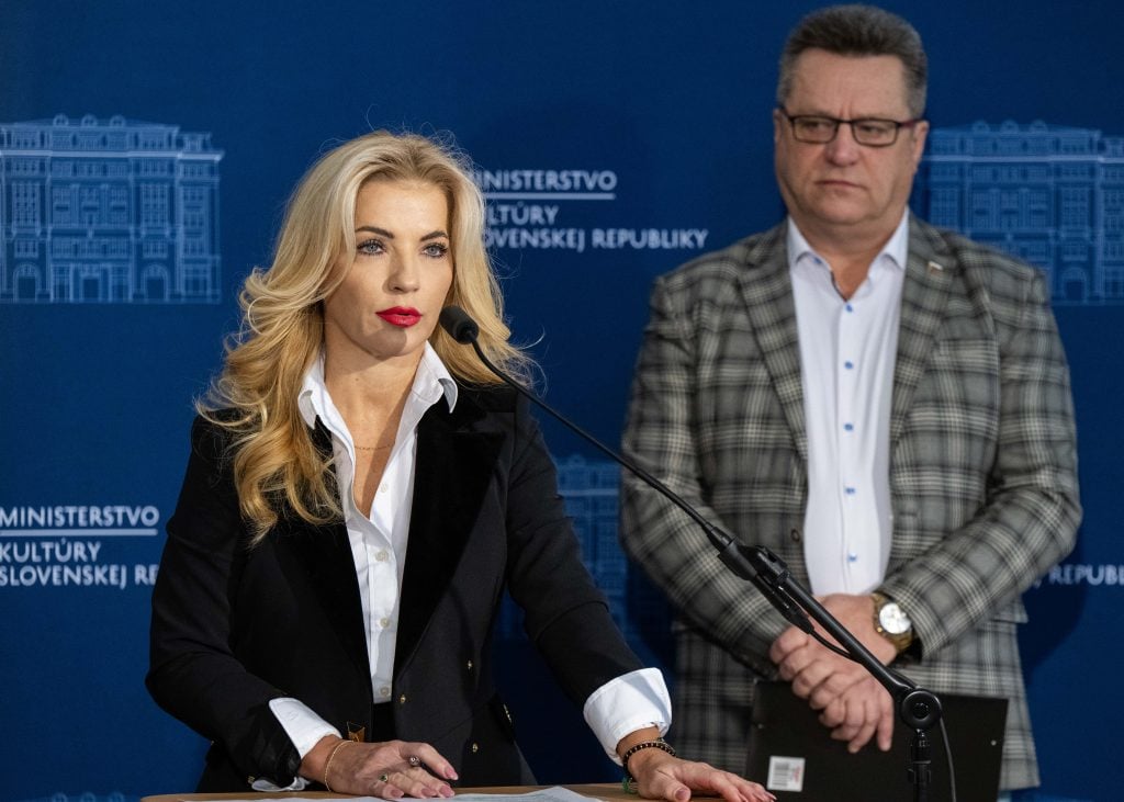 Ministerstvo kultúry udelilo 140-tisícovú dotáciu na otvorenie kaviarne v Bratislave. Mnohým obciam sa však neušiel ani cent