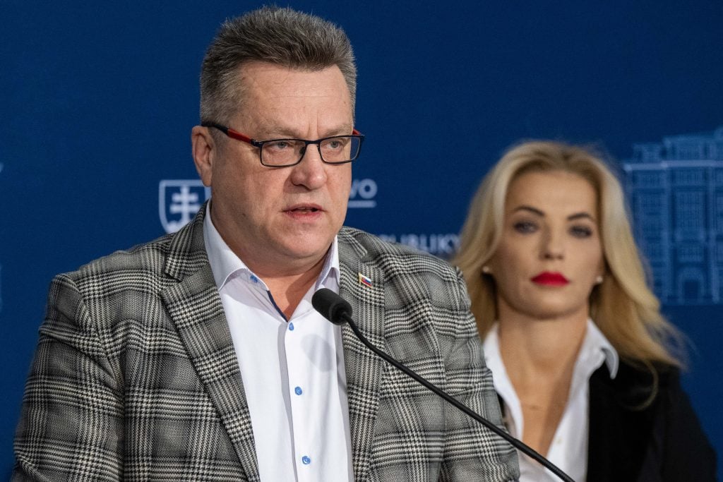 Ministerstvo kultúry udelilo 140-tisícovú dotáciu na otvorenie kaviarne v Bratislave. Mnohým obciam sa však neušiel ani cent