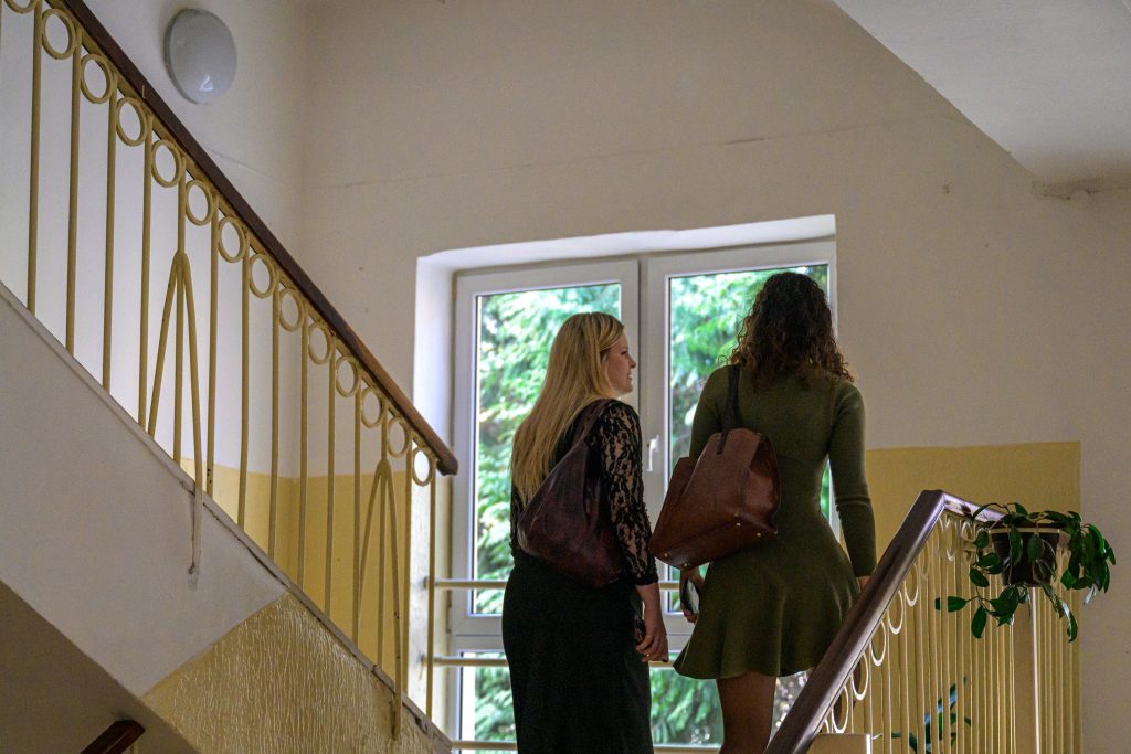 Slovenskí maturanti dnes písali slohové práce z cudzích jazykov. Témy im boli udelené na základe úrovne znalosti jazyka.