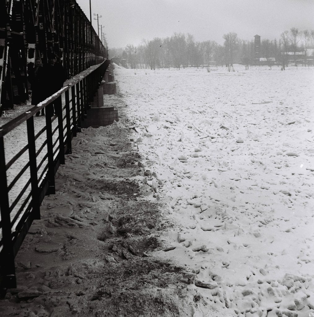 Pred 70 rokmi zamrznutý Dunaj spôsoboval veľké hospodárske škody. Armáda dostala rozkaz ľad zničiť bombardovaním.
