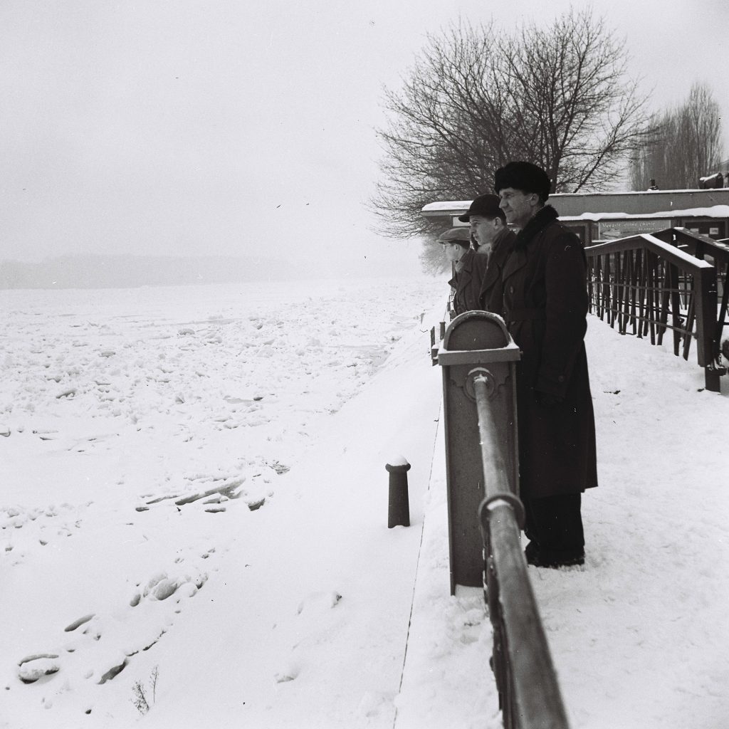 Pred 70 rokmi zamrznutý Dunaj spôsoboval veľké hospodárske škody. Armáda dostala rozkaz ľad zničiť bombardovaním.