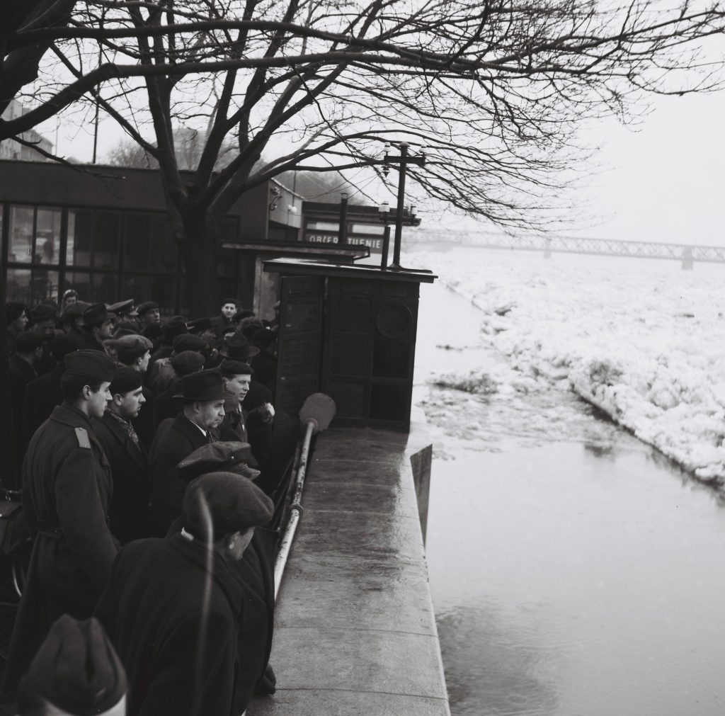 Pred 70 rokmi zamrznutý Dunaj spôsoboval veľké hospodárske škody. Armáda dostala rozkaz ľad zničiť bombardovaním.