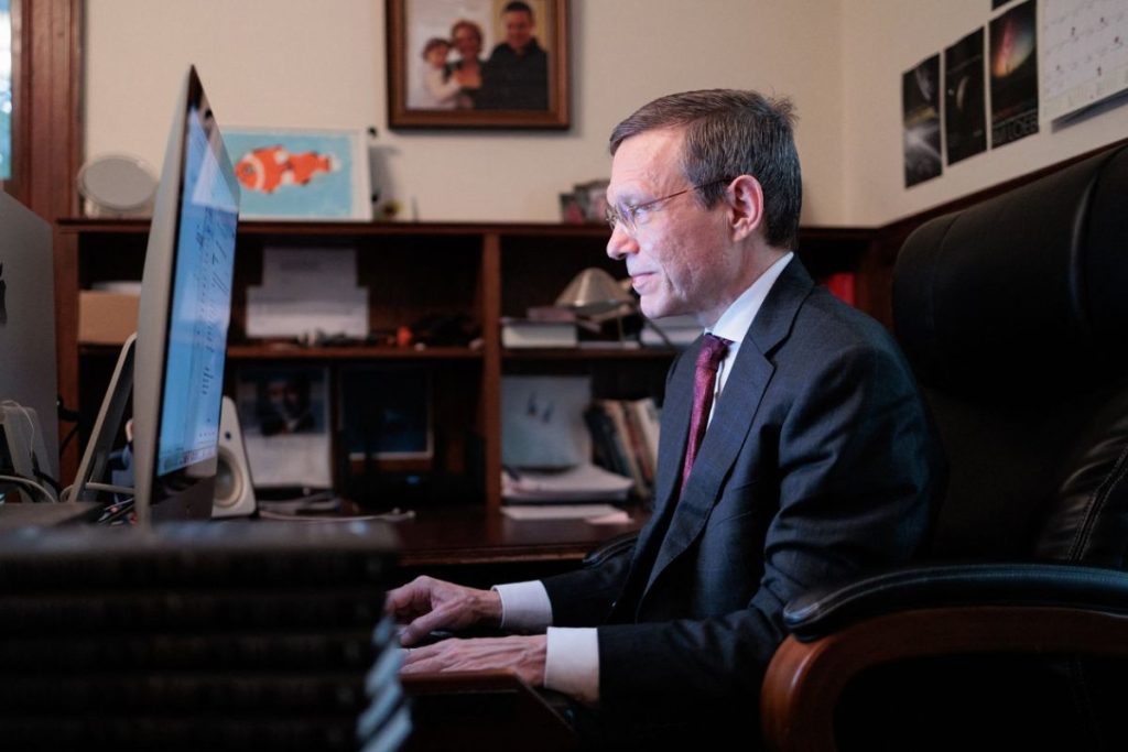 Hlúpneme kvôli umelej inteligencii? Známy astrofyzik z Harvardu varuje pred „lenivosťou“ nášho mozgu