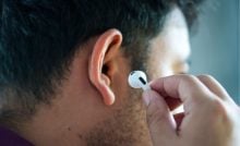 bezdrôtové slúchadlá, cestovanie, lietadlo, letecké spoločnosti, zákaz, fakty a zaujímavosti