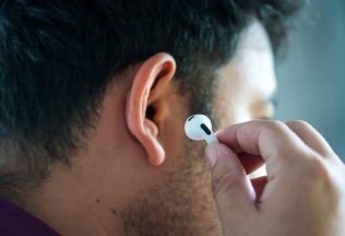 bezdrôtové slúchadlá, cestovanie, lietadlo, letecké spoločnosti, zákaz, fakty a zaujímavosti