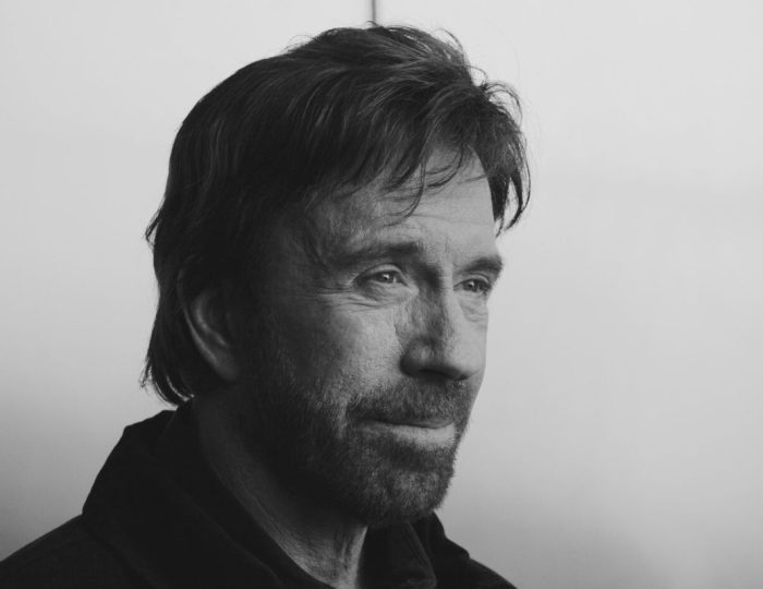 Chuck Norris je mŕtvy. Svet je v šoku, legenda náhle zomrela vo veku 86 rokov