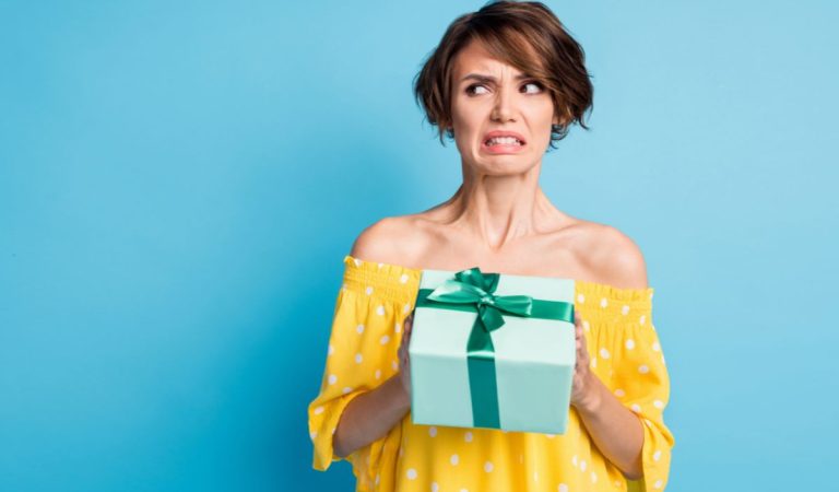 Darček alebo pasívna agresia? Týchto 7 vecí ti daruje jedine narcistický člen rodiny