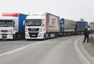 Palivová kríza dopadá aj na Slovensko: Dopravcovia bijú na poplach, žiadajú okamžitý zásah vlády