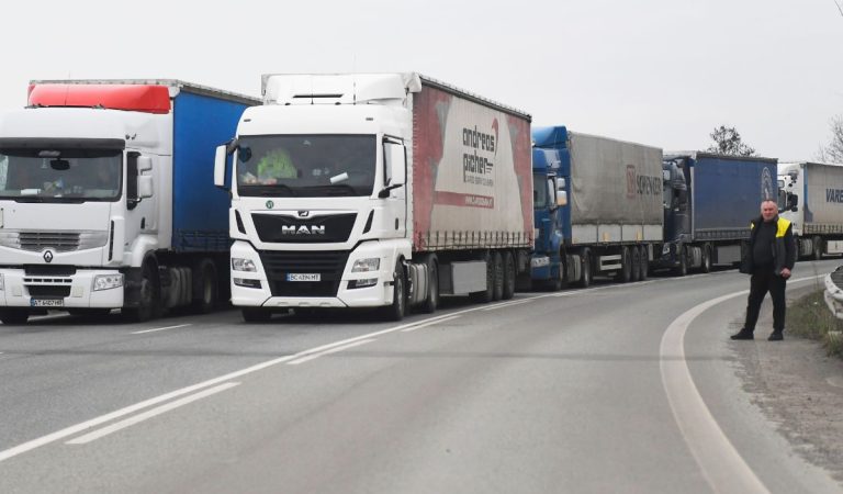 Palivová kríza dopadá aj na Slovensko: Dopravcovia bijú na poplach, žiadajú okamžitý zásah vlády