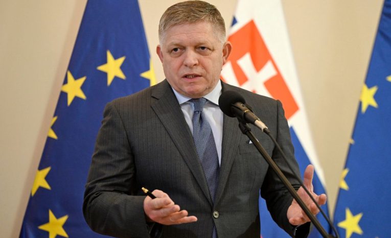 Najväčšie trestné oznámenie v histórii Slovenska: Roberat Fica vraj vyšetrujú za vlastizradu, oznámil Gröhling