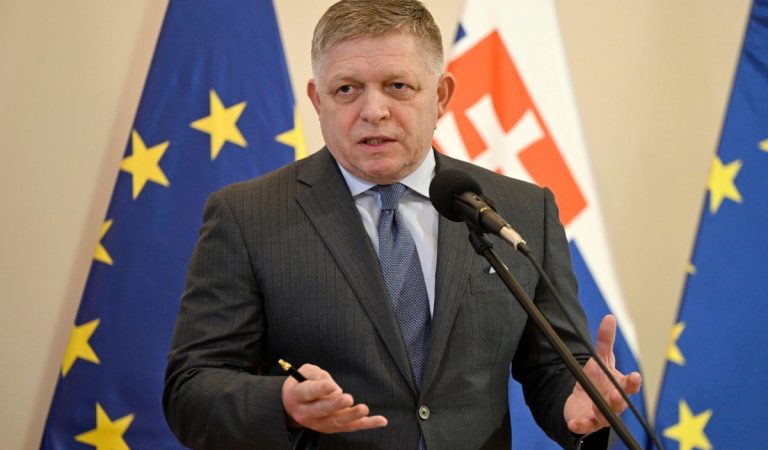 Najväčšie trestné oznámenie v histórii Slovenska: Roberat Fica vraj vyšetrujú za vlastizradu, oznámil Gröhling