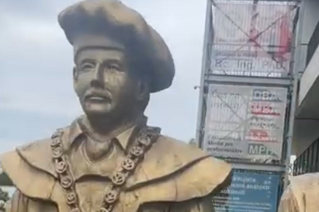 Košice majú nový bizár roka. Vedenie školy si nechalo vytesať vlastné zlaté sochy