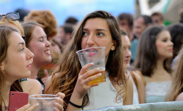 gen z alkohol mladí ľudia