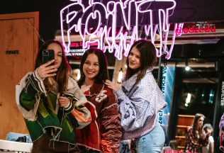 girl points slovensko event