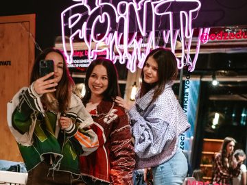 girl points slovensko event