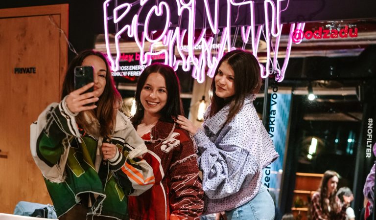 girl points slovensko event