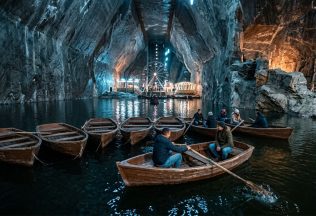 Táto jaskyňa vyzerá ako tá z Harryho Pottera. Nemusíš za jej návštevou ale cestovať do Škótska.