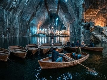 Táto jaskyňa vyzerá ako tá z Harryho Pottera. Nemusíš za jej návštevou ale cestovať do Škótska.