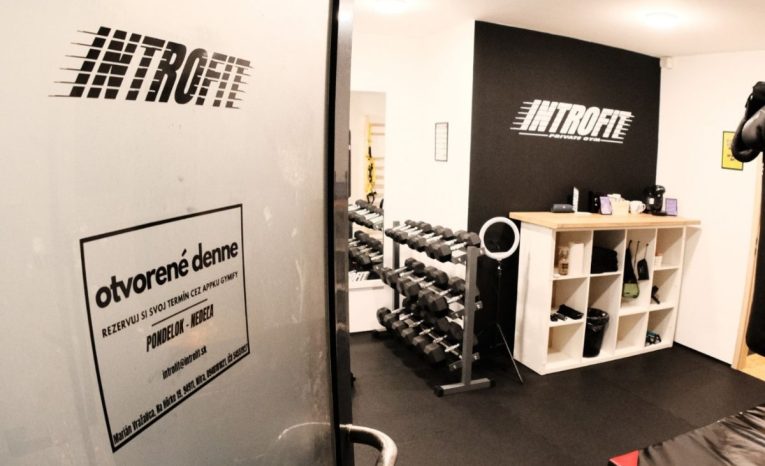 Introfit Nitra je súkromné fitko, kde si môžeš zacvičiť sám či s kamošom alebo partnerom.