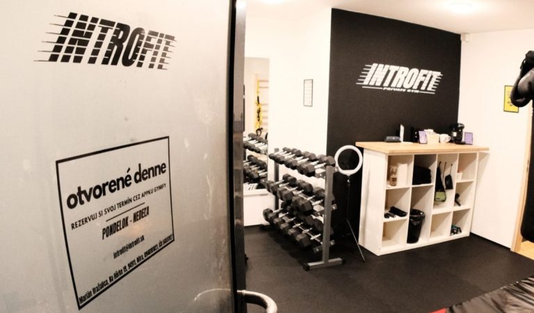 Introfit Nitra je súkromné fitko, kde si môžeš zacvičiť sám či s kamošom alebo partnerom.