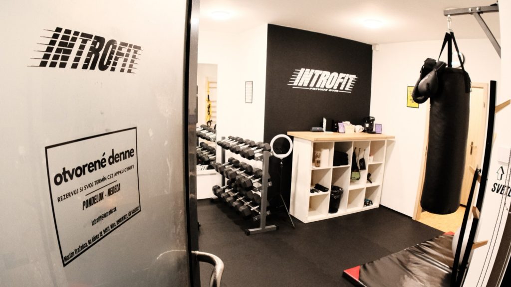Introfit Nitra je súkromné fitko, kde si môžeš zacvičiť sám či s kamošom alebo partnerom.