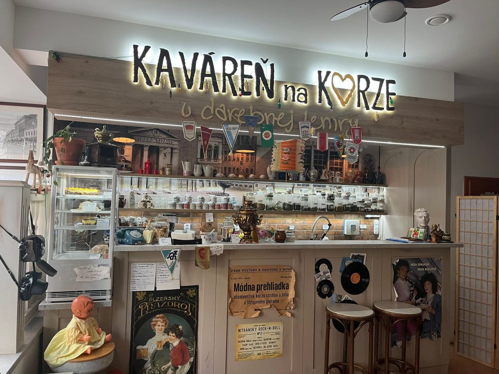 Kaváreň na korze má interiér ako z minulého storočia.