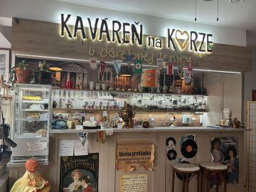 Kaváreň na korze má interiér ako z minulého storočia.