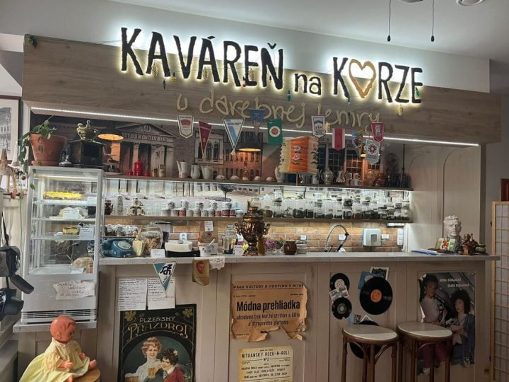 Kaváreň na korze má interiér ako z minulého storočia.