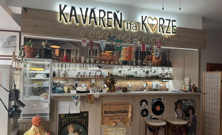 Kaváreň na korze má interiér ako z minulého storočia.
