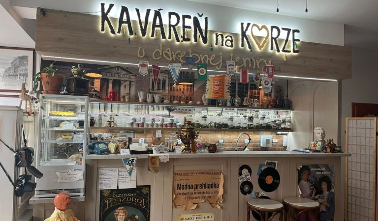 Kaváreň na korze má interiér ako z minulého storočia.