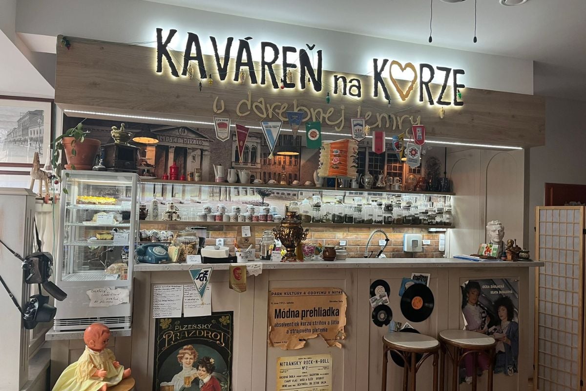 Kaváreň na korze má interiér ako z minulého storočia.
